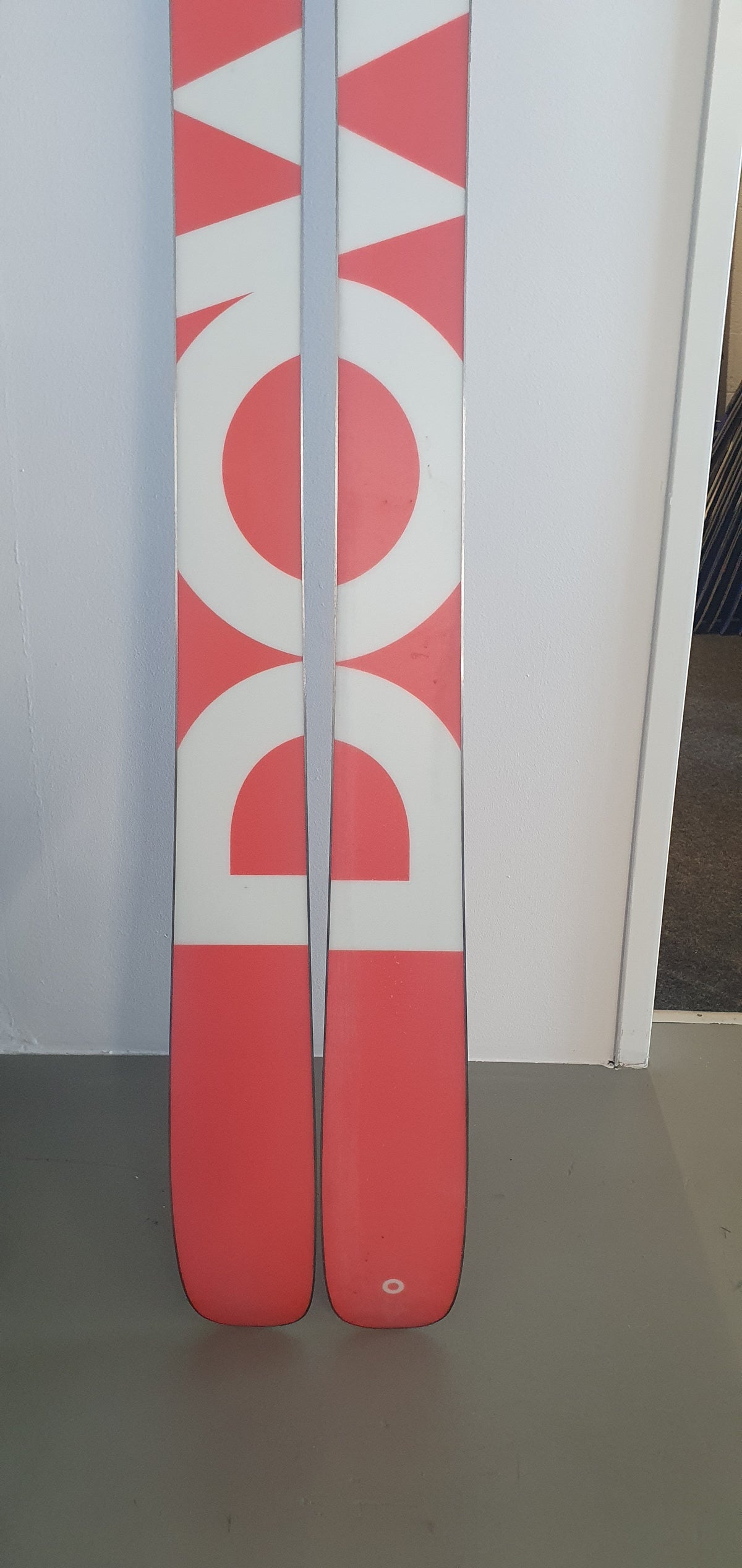 DOWN THROWDOWN CARBON 105 24/25 182 REFURBED